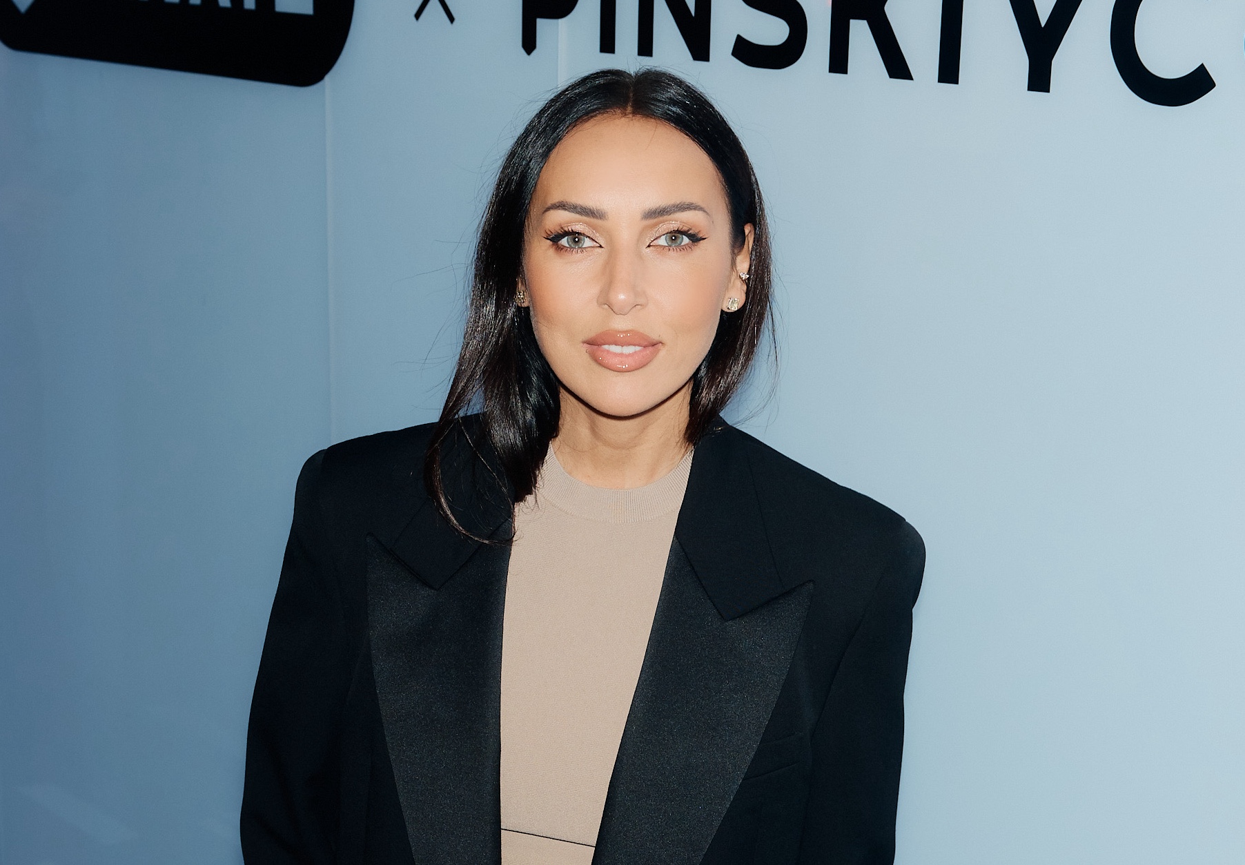 Сати Казанованы жалаңаш көріңіз Қызыл түлкі порно жұлдызы